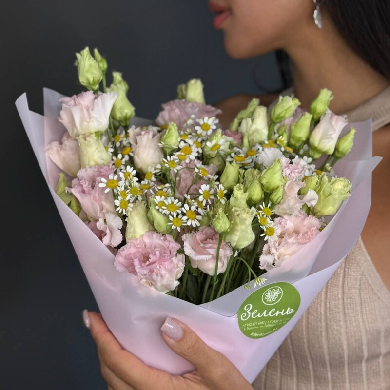 Nezhnij buket s eustomoj i romashkoj v upakovke, reduced