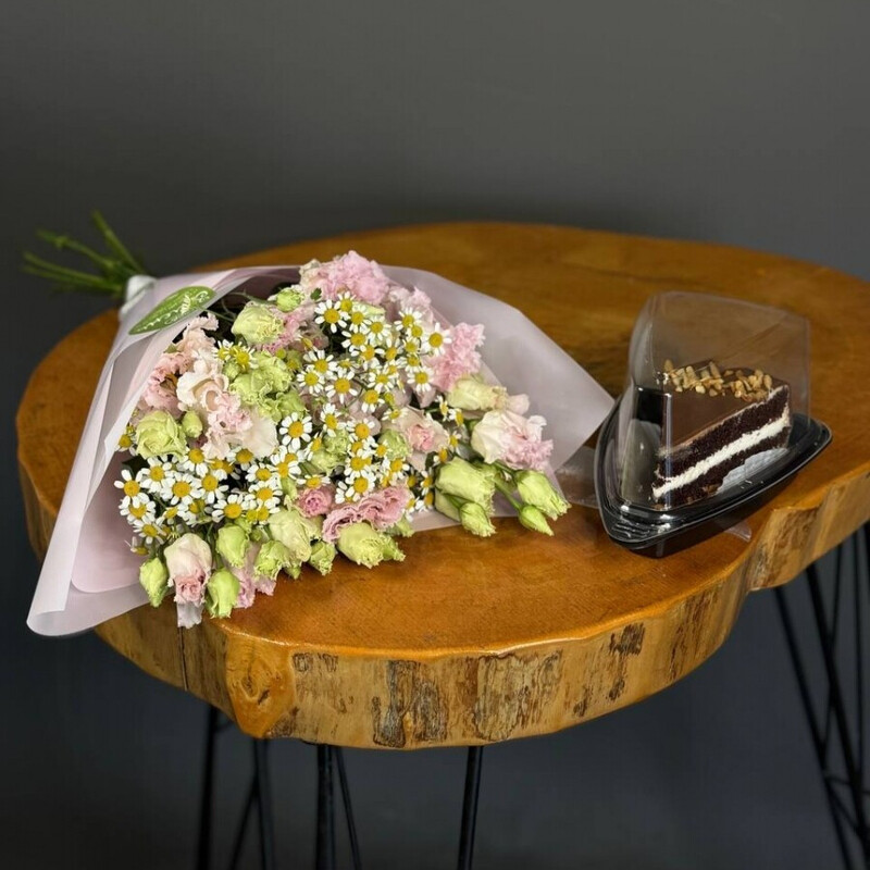 Набор букет с эустомой + торт на Ваш выбор, уменьшенный