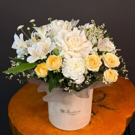 Цветочная композиция в шляпной коробке для учителя