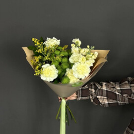 ZHelto-zelenij buket iz stojkih tcvetov