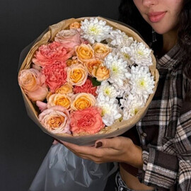 Buket s oranzhevimi ottenkami v upakovke dlya lyubimoj