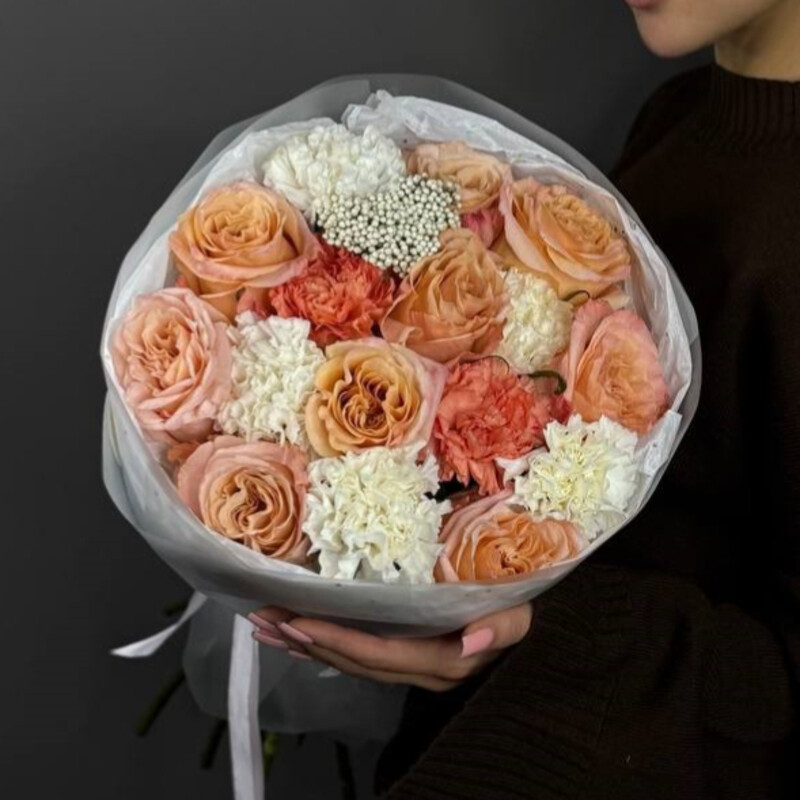 Kruglij tcvetochnij belo-oranzhevij buket, standart