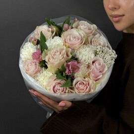 Нежный круглый букет из самых стойких цветов