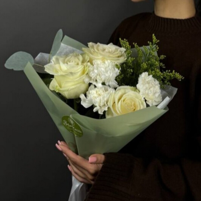 Nezhnij nebol_shoj buket kompliment s rozami, reduced