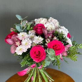 YArkij buket s orhideej