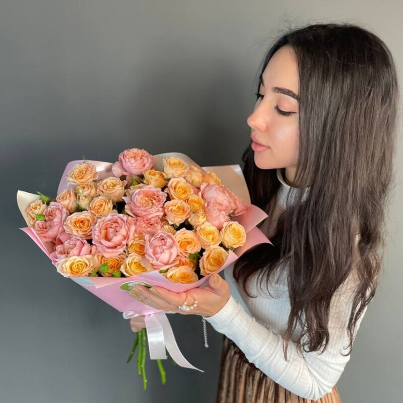 Buket iz rozovih kustovih roz, reduced