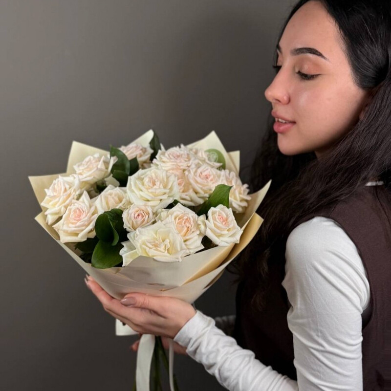 Buket iz kustovih roz nezhnij, reduced