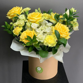Ярко-желтая композиция с розами в шляпной коробке