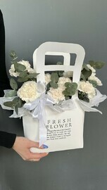 11 diantusov v beloj sumochke