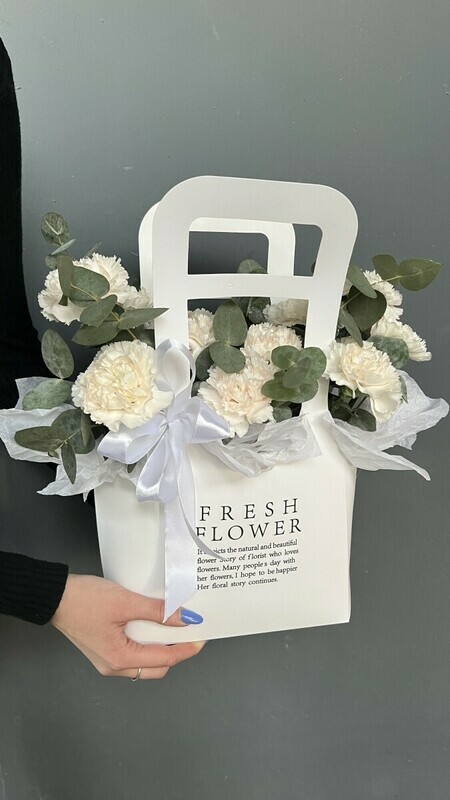 11 диантусов в белой сумочке, стандартный