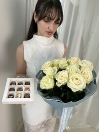 Buket iz 11 belih roz s naborom konfet