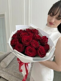 Buket iz 15 krasnih roz Ekvador