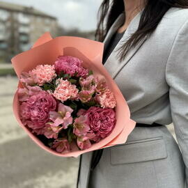 Розовый букет с розами