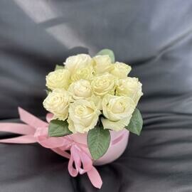 Kompozitciya s belimi rozami