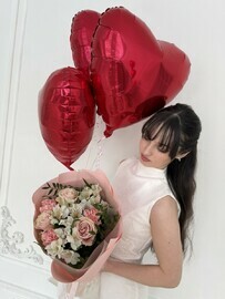 Букет из роз, альстромерии и диантусов с шарами