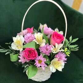 Корзина из разных цветов