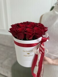 15 krasnih roz v korobke “Valentine red”