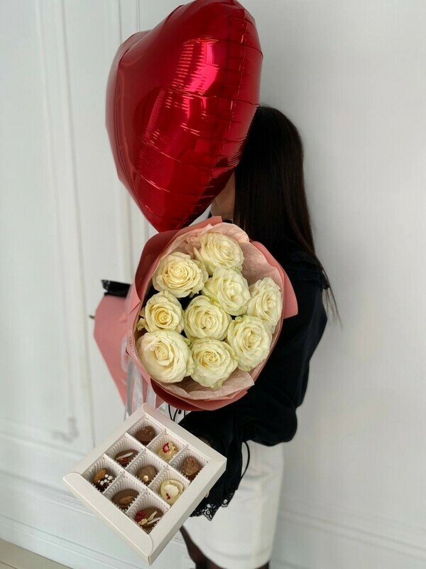 Buket iz 9 belih roz s sharom serdtce i konfetami, standart