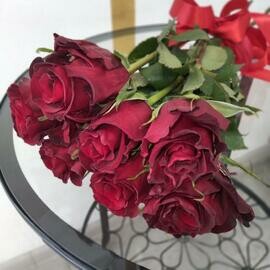 7 roz krasnih na lente