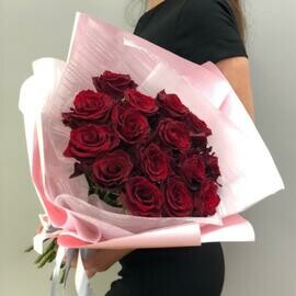 Krasnie rozi v oformlenii