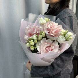 Azhurnie rozi s eustomoj