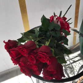 15 роз на ленте