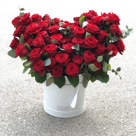 51 роза с эвкалиптом