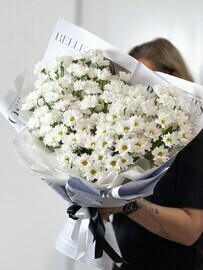 Букет с хризантемой в современной упаковке