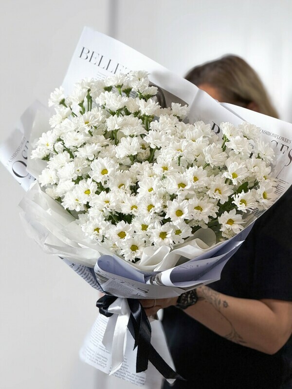 Buket s hrizantemoj v sovremennoj upakovke, buket s hrizantemoj v sovremennoj upakovke.