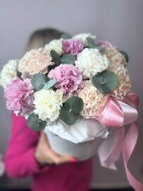 Avtorskaya korobochka s diantusami