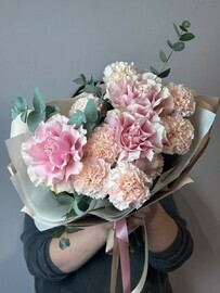 Frantcuzskie rozi s diantusami i evaliptom