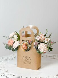 Стильная композиция в крафтовом пакете