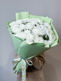 Букет из хризантем в мятной упаковке 