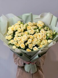 Nezhnij buket kremovih kustovih roz