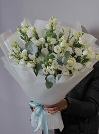 Buket iz beloj eustomi s evkaliptom