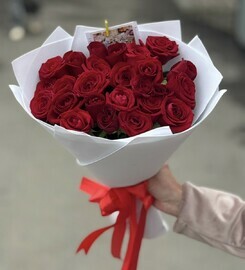 25 krasnih roz v upakovke