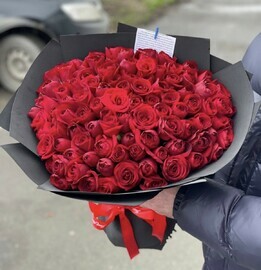 101 krasnaya roza v chernoj upakovke