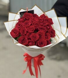 25 krasnih roz v upakovke