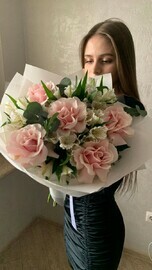 Buket s rozami i al_stromeriej