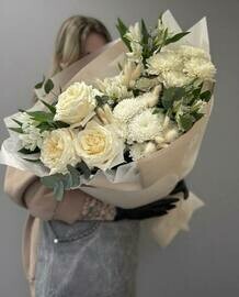 Buket s kremovimi pionovidnimi rozami