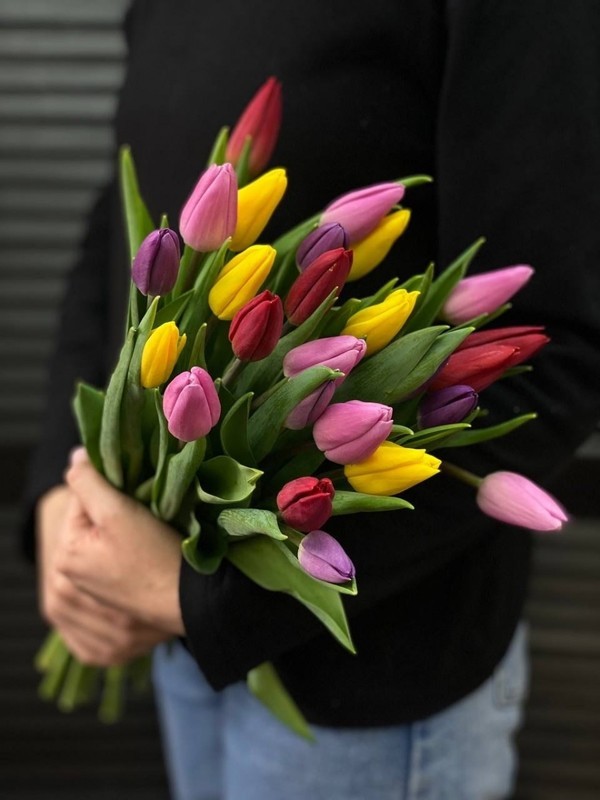 Букет из 25 тюльпанов на ленте, букет из 25 тюльпанов на ленте