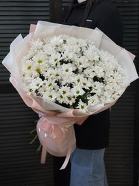 Buket iz 15 hrizantem v oformlenii