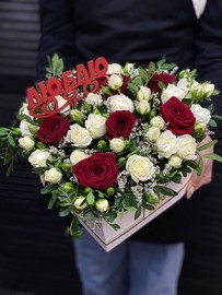 TCvetochnaya kompozitciya v shlyapnoj korobke