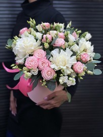 TCvetochnaya kompozitciya v shlyapnoj korobke