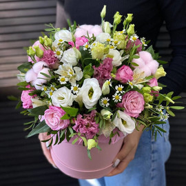 TCvetochnaya kompozitciya v shlyapnoj korobke