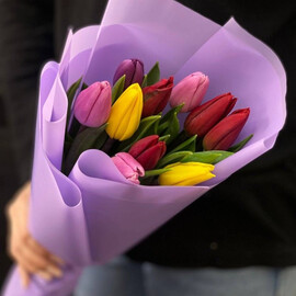 Букет из 11 тюльпанов в оформлении