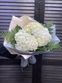 Букет из 3 гортензий и зелени с оформлением 