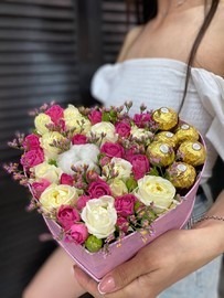 Сердце с цветами и конфетами