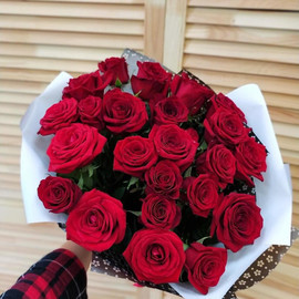 Букет из 25 роз 60 см в оформлении 
