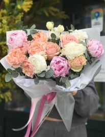Пышный букет с пионами и розами